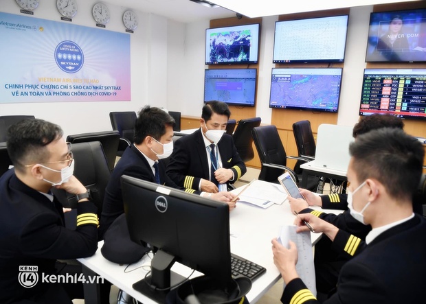 Cơ trưởng chỉ huy chuyến bay đầu tiên đưa công dân Việt Nam về từ Ukraine: Mong được đưa đồng bào về quê hương sớm nhất trên những chuyến bay có đường bay đặc biệt - Ảnh 2. Cơ trưởng chỉ huy chuyến bay đầu tiên đưa công dân Việt Nam về từ Ukraine: Mong được đưa đồng bào về quê hương sớm nhất trên những chuyến bay có đường bay đặc biệt - Ảnh 2.