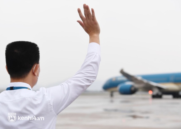 Cơ trưởng chỉ huy chuyến bay đầu tiên đưa công dân Việt Nam về từ Ukraine: Mong được đưa đồng bào về quê hương sớm nhất trên những chuyến bay có đường bay đặc biệt - Ảnh 8. Cơ trưởng chỉ huy chuyến bay đầu tiên đưa công dân Việt Nam về từ Ukraine: Mong được đưa đồng bào về quê hương sớm nhất trên những chuyến bay có đường bay đặc biệt - Ảnh 8.