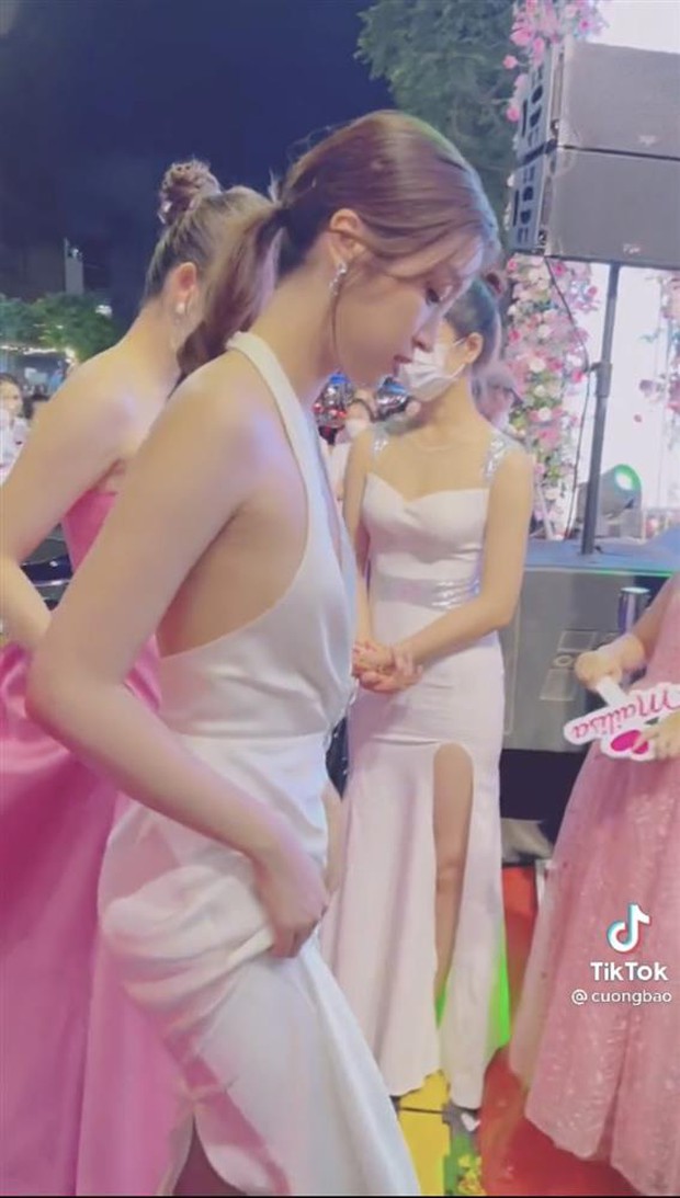 Có 2 chiếc váy của Đỗ Mỹ Linh mà ta chỉ nên nhìn thẳng chứ đừng nhìn nghiêng - Ảnh 2. Có 2 chiếc váy của Đỗ Mỹ Linh mà ta chỉ nên nhìn thẳng chứ đừng nhìn nghiêng - Ảnh 2.