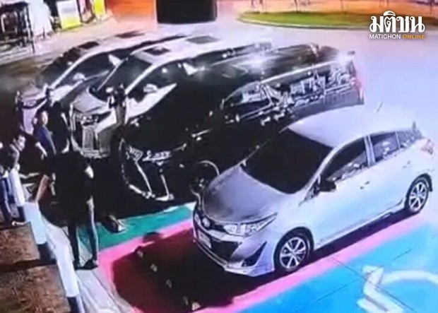 Lộ CCTV 4 người bạn khả nghi tụ tập sau khi nữ diễn viên Chiếc Lá Bay mất tích, loạt đồ vật đáng ngờ dưới sông được trục vớt - Ảnh 2. Lộ CCTV 4 người bạn khả nghi tụ tập sau khi nữ diễn viên Chiếc Lá Bay mất tích, loạt đồ vật đáng ngờ dưới sông được trục vớt - Ảnh 2.
