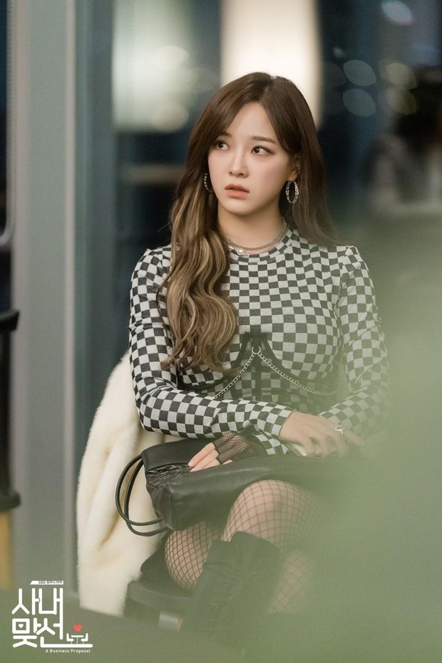 Xin mời Park Min Young vào xách dép cho 2 mỹ nữ công sở ở Business Proposal - Ảnh 4. Xin mời Park Min Young vào xách dép cho 2 mỹ nữ công sở ở Business Proposal - Ảnh 4.
