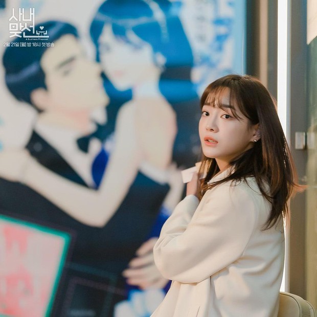 Xin mời Park Min Young vào xách dép cho 2 mỹ nữ công sở ở Business Proposal - Ảnh 11. Xin mời Park Min Young vào xách dép cho 2 mỹ nữ công sở ở Business Proposal - Ảnh 11.