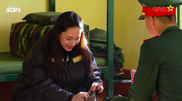 Phát hiện Trung đội trưởng Sao Nhập Ngũ cực dịu dàng với Cara, thuyền mới chuẩn bị ra khơi? - Ảnh 4. Phát hiện Trung đội trưởng Sao Nhập Ngũ cực dịu dàng với Cara, thuyền mới chuẩn bị ra khơi? - Ảnh 4.