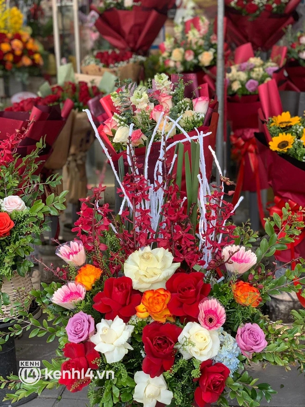 Ét ô ét thị trường hoa 8/3 đáo ngược: shop bình dân giá rẻ vài trăm ế sưng ế xỉa, hoa sang tiền triệu lại đắt khách như tôm tươi! - Ảnh 9. Ét ô ét thị trường hoa 8/3 đáo ngược: shop bình dân giá rẻ vài trăm ế sưng ế xỉa, hoa sang tiền triệu lại đắt khách như tôm tươi! - Ảnh 9.