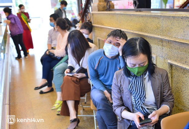 Ảnh: Giá vàng lập đỉnh ngày Quốc tế Phụ nữ, người Hà Nội xếp hàng đi bán kiếm lời - Ảnh 6. Ảnh: Giá vàng lập đỉnh ngày Quốc tế Phụ nữ, người Hà Nội xếp hàng đi bán kiếm lời - Ảnh 6.