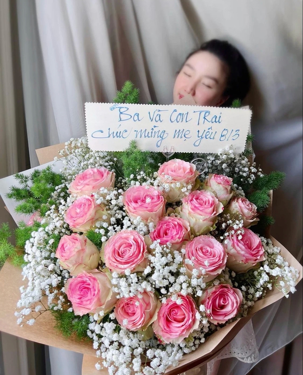 Đại hội khoe hoa 8/3: Bảo Thy được chồng đại gia tặng bó hoa đặc biệt, Ngọc Trinh không thua kém với siêu phẩm to vượt mặt trên tay - Ảnh 1. Đại hội khoe hoa 8/3: Bảo Thy được chồng đại gia tặng bó hoa đặc biệt, Ngọc Trinh không thua kém với siêu phẩm to vượt mặt trên tay - Ảnh 1.