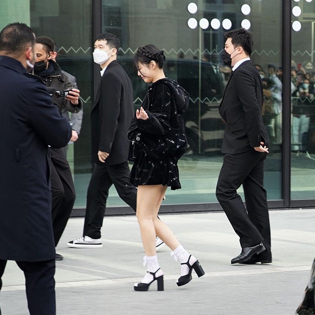 Jennie và Jisoo tại Fashion Week năm nay: Niềm hân hoan và một tiếng thở dài! - Ảnh 8. Jennie và Jisoo tại Fashion Week năm nay: Niềm hân hoan và một tiếng thở dài! - Ảnh 8.