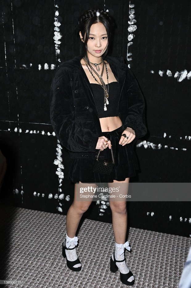 Kiểm chứng nhan sắc thật của Jennie ở Fashion Week: Ống kính tử thần của phóng viên quốc tế đến ảnh hậu trường dìm nổi không? - Ảnh 2. Kiểm chứng nhan sắc thật của Jennie ở Fashion Week: Ống kính tử thần của phóng viên quốc tế đến ảnh hậu trường dìm nổi không? - Ảnh 2.