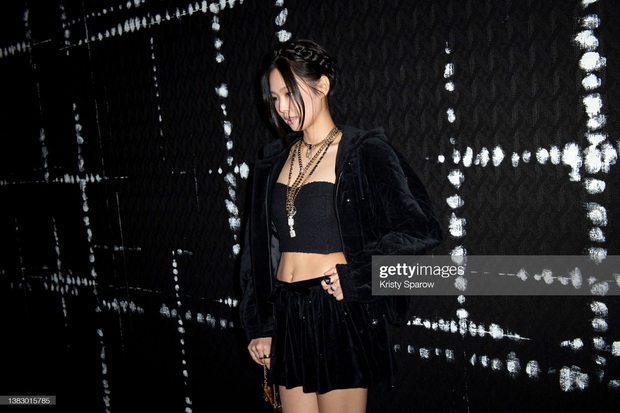 Kiểm chứng nhan sắc thật của Jennie ở Fashion Week: Ống kính tử thần của phóng viên quốc tế đến ảnh hậu trường dìm nổi không? - Ảnh 4. Kiểm chứng nhan sắc thật của Jennie ở Fashion Week: Ống kính tử thần của phóng viên quốc tế đến ảnh hậu trường dìm nổi không? - Ảnh 4.