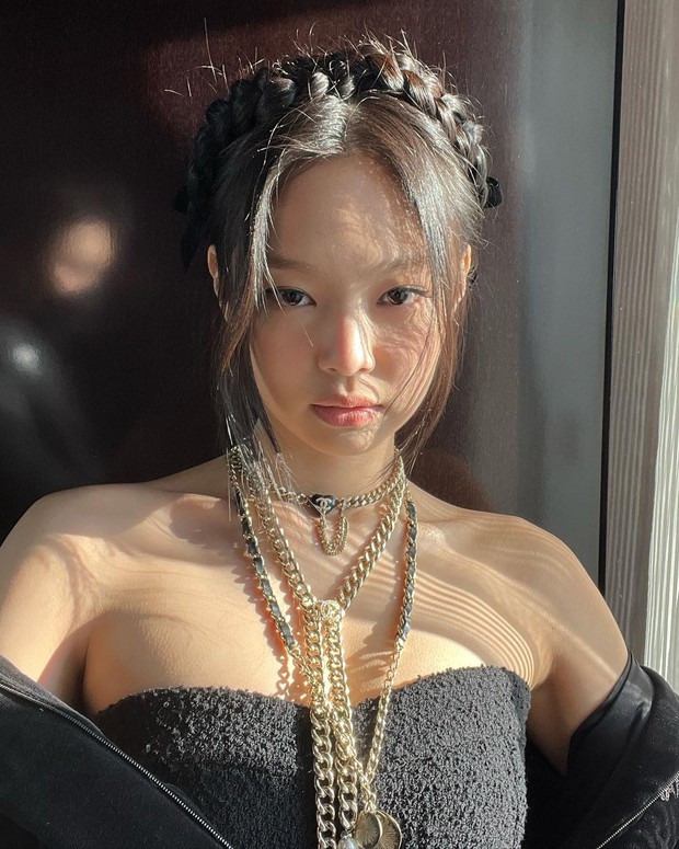 Kiểm chứng nhan sắc thật của Jennie ở Fashion Week: Ống kính tử thần của phóng viên quốc tế đến ảnh hậu trường dìm nổi không? - Ảnh 12. Kiểm chứng nhan sắc thật của Jennie ở Fashion Week: Ống kính tử thần của phóng viên quốc tế đến ảnh hậu trường dìm nổi không? - Ảnh 12.