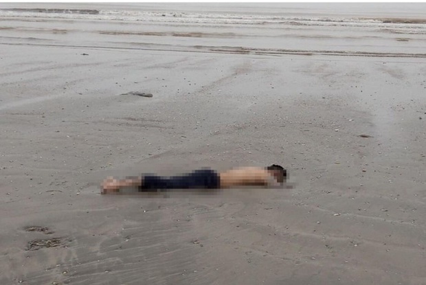 Phát hiện thi thể nam thanh niên có nhiều hình xăm trên bãi biển - Ảnh 1.