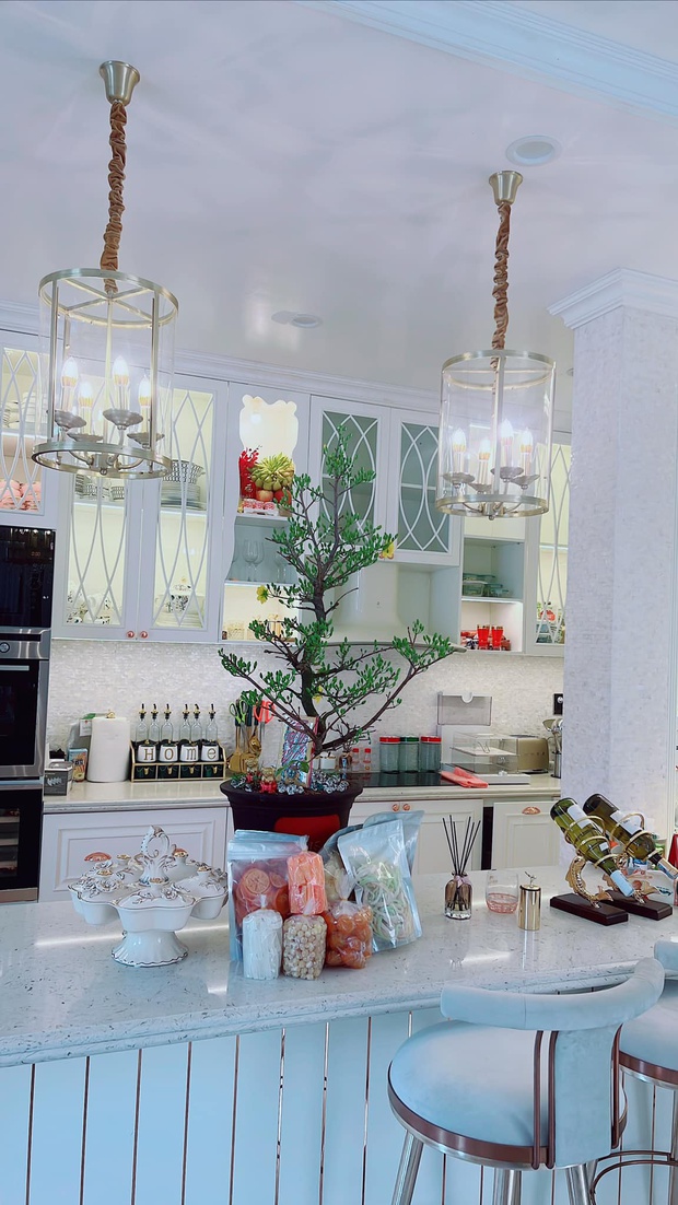 Các chị đẹp Vbiz khoe căn bếp tỏa ra mùi tiền: Hương Giang chơi toàn đồ nhập khẩu, Hồ Ngọc Hà đầu tư máy hút mùi 400 triệu gây choáng - Ảnh 2. Các chị đẹp Vbiz khoe căn bếp tỏa ra mùi tiền: Hương Giang chơi toàn đồ nhập khẩu, Hồ Ngọc Hà đầu tư máy hút mùi 400 triệu gây choáng - Ảnh 2.