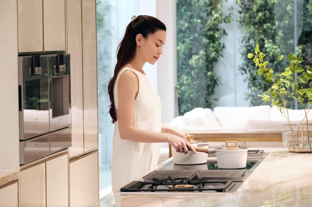 Các chị đẹp Vbiz khoe căn bếp tỏa ra mùi tiền: Hương Giang chơi toàn đồ nhập khẩu, Hồ Ngọc Hà đầu tư máy hút mùi 400 triệu gây choáng - Ảnh 5. Các chị đẹp Vbiz khoe căn bếp tỏa ra mùi tiền: Hương Giang chơi toàn đồ nhập khẩu, Hồ Ngọc Hà đầu tư máy hút mùi 400 triệu gây choáng - Ảnh 5.