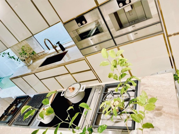 Các chị đẹp Vbiz khoe căn bếp tỏa ra mùi tiền: Hương Giang chơi toàn đồ nhập khẩu, Hồ Ngọc Hà đầu tư máy hút mùi 400 triệu gây choáng - Ảnh 6. Các chị đẹp Vbiz khoe căn bếp tỏa ra mùi tiền: Hương Giang chơi toàn đồ nhập khẩu, Hồ Ngọc Hà đầu tư máy hút mùi 400 triệu gây choáng - Ảnh 6.