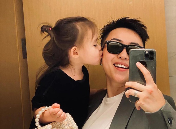 Xuất ngoại mua tinh trùng để sinh con, nữ CEO không cần tình yêu chấp nhận vừa làm cha vừa làm mẹ cho 2 con gái cuộc sống đáng ngưỡng mộ - Ảnh 1. Xuất ngoại mua tinh trùng để sinh con, nữ CEO không cần tình yêu chấp nhận vừa làm cha vừa làm mẹ cho 2 con gái cuộc sống đáng ngưỡng mộ - Ảnh 1.