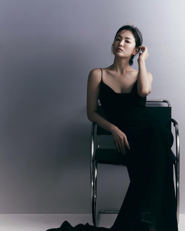 Càng nhìn càng mê mẩn Song Hye Kyo: Đội vương miện quyền lực tựa nữ hoàng, khoe vòng 1 lấp ló gợi cảm phát hờn - Ảnh 3.