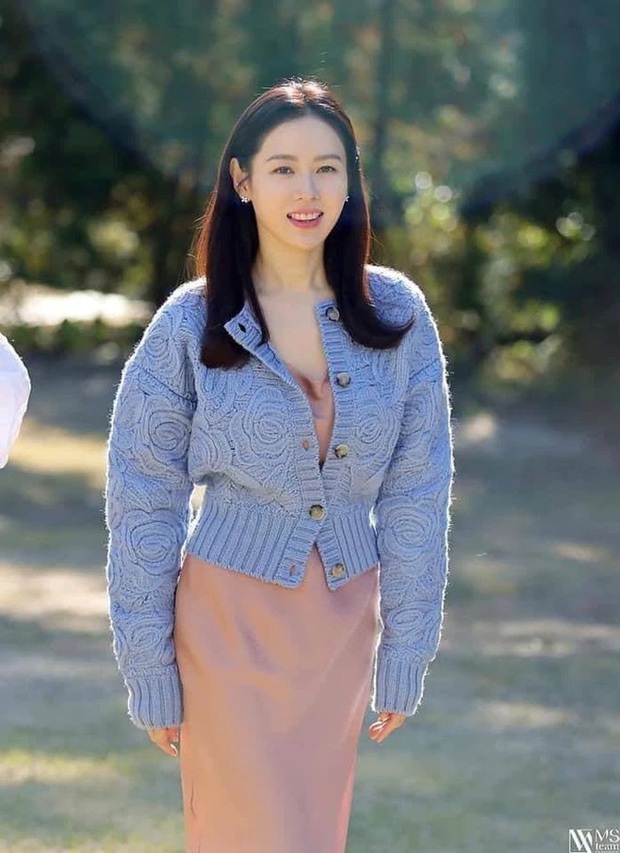Hội mỹ nhân Hàn kín đáo trên phim, sexy ngoài đời: Nữ phụ A Business Proposal giấu nhẹm vòng 1 khủng - Ảnh 3.
