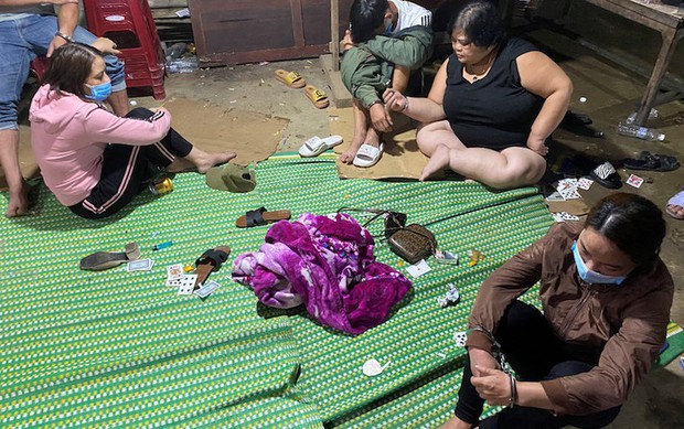 Bắt nhóm con bạc chuyên lập sòng sát phạt tại... các đám ma - Ảnh 1.