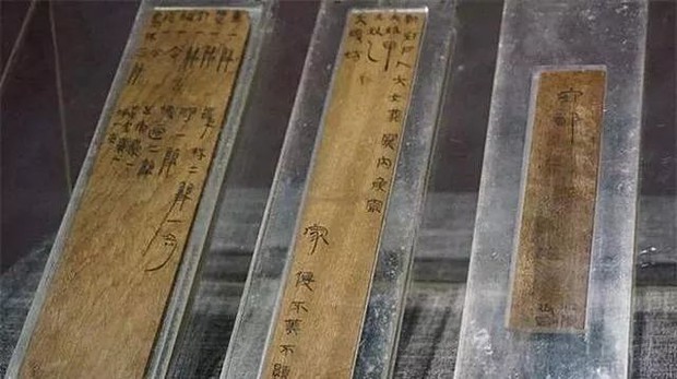 Tìm thấy bức thư khắc trên thanh tre trong mộ cổ 2.000 tuổi, chuyên gia kỳ công khôi phục, đọc xong nội dung mà chỉ biết ngẩn người - Ảnh 2.