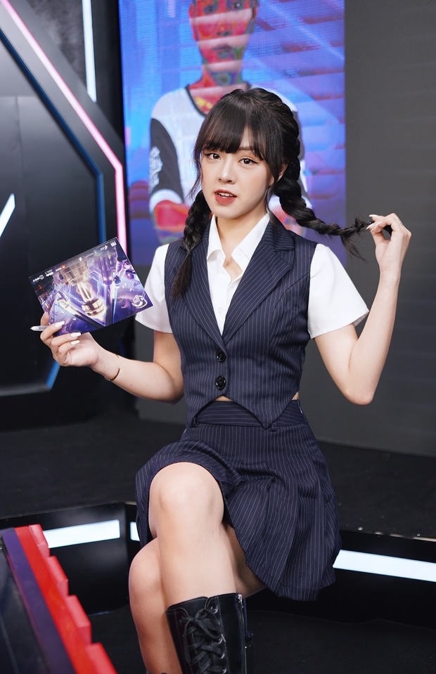 Overweight in all styles, but MC Thao Trang cosplaying as a schoolgirl is the moment that makes people flutter the most - Photo 5.