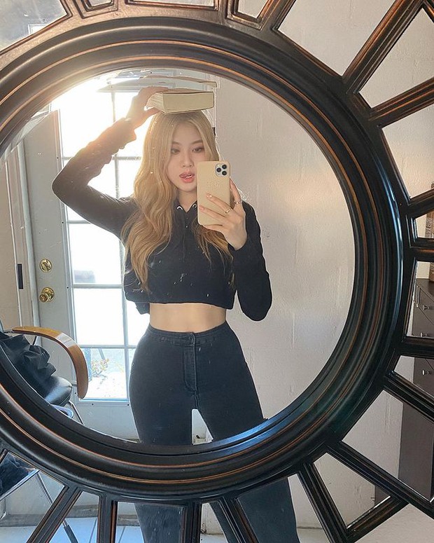 The sexy version of Rosé looks very strange: The wardrobe is full of clothes showing off her hot body, her fashion sense must be called hot - Photo 2.