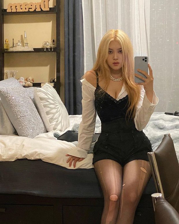 The sexy version of Rosé looks very strange: The wardrobe is full of clothes showing off her hot body, the fashion sense must be called hot - Photo 4.