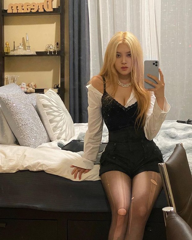 Rosé phiên bản sexy nhìn lạ lắm: Tủ đồ toàn váy áo khoe thân hình nóng bỏng, gu thời trang phải gọi là khét lẹt luôn - Ảnh 4.