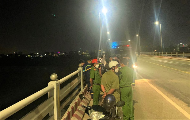 Bỏ lại xe máy, cô gái 25 tuổi nhảy cầu Trà Khúc 2 tự tử - Ảnh 1. Bỏ lại xe máy, cô gái 25 tuổi nhảy cầu Trà Khúc 2 tự tử - Ảnh 1.