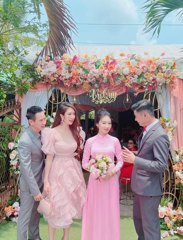 Diễn viên hài Vbiz bất ngờ lấy vợ ở tuổi 49: Cát Phượng, vợ chồng Lý Hải đến chung vui, nhan sắc cô dâu gây chú ý! - Ảnh 7. Diễn viên hài Vbiz bất ngờ lấy vợ ở tuổi 49: Cát Phượng, vợ chồng Lý Hải đến chung vui, nhan sắc cô dâu gây chú ý! - Ảnh 7.