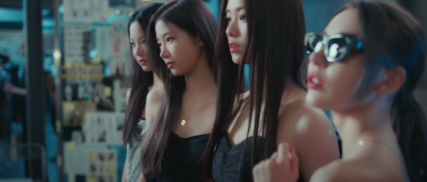 Nhóm nữ đầy thị phi nhà HYBE tung trailer đầu tiên là video... thời trang, tính soán ngôi BLACKPINK đấy à? - Ảnh 9. Nhóm nữ đầy thị phi nhà HYBE tung trailer đầu tiên là video... thời trang, tính soán ngôi BLACKPINK đấy à? - Ảnh 9.