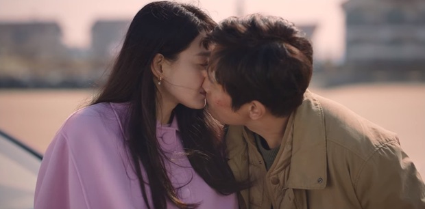 Làng nước ơi, Shin Min Ah hôn trai lạ ở phim đóng chung với Kim Woo Bin, anh nhà có ổn không thế? - Ảnh 2.