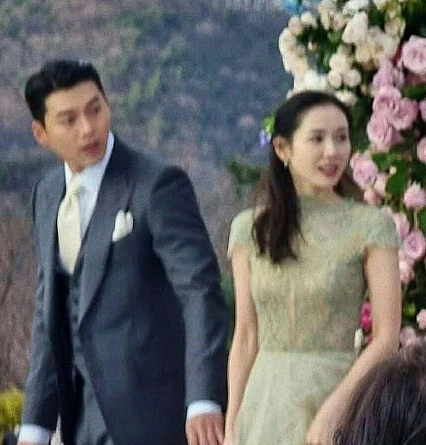 Ảnh viral nhất hôm nay: Đây là cách Hyun Bin cố nói “Đưa tay đây nào, mãi bên nhau bạn nhé” với Son Ye Jin suốt đám cưới và… thành nghiện - Ảnh 2.