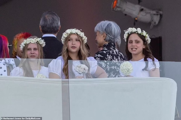 Nàng phù dâu hot nhất siêu đám cưới Brooklyn Beckham: Cô út Harper xinh tựa búp bê, gây sốt nhờ 1001 biểu cảm cưng xỉu - Ảnh 3.