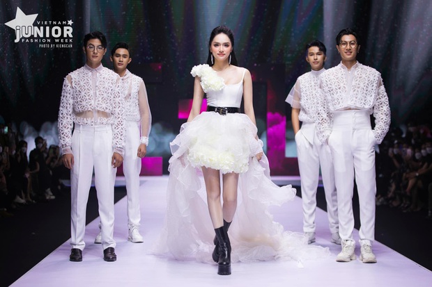 Revealing the identity of the contestant who was saved in the final of The Next Gentleman, just because of an action of Huong Giang? - Photo 3. Revealing the identity of the contestant who was saved in the final of The Next Gentleman, just because of an action of Huong Giang? - Photo 3.