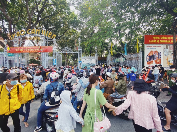 ẢNH: Đông nghịt phụ huynh dẫn con nhỏ đi Thảo Cầm Viên nghỉ lễ Giỗ tổ Hùng Vương, chen nhau náo loạn không có chỗ thở! - Ảnh 2. ẢNH: Đông nghịt phụ huynh dẫn con nhỏ đi Thảo Cầm Viên nghỉ lễ Giỗ tổ Hùng Vương, chen nhau náo loạn không có chỗ thở! - Ảnh 2.