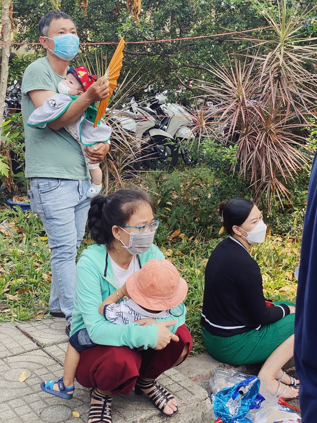ẢNH: Đông nghịt phụ huynh dẫn con nhỏ đi Thảo Cầm Viên nghỉ lễ Giỗ tổ Hùng Vương, chen nhau náo loạn không có chỗ thở! - Ảnh 10. ẢNH: Đông nghịt phụ huynh dẫn con nhỏ đi Thảo Cầm Viên nghỉ lễ Giỗ tổ Hùng Vương, chen nhau náo loạn không có chỗ thở! - Ảnh 10.
