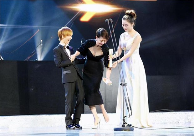 Controversial moment when the famous actress took off her high heels when giving the award to the 1m47-tall director, delicate or ungainly?  - Photo 2.