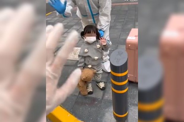 Bé gái 2 tuổi về nhà sau khi cách ly không có bố mẹ bên cạnh, đêm ngủ nói mớ một câu khiến mẹ bật khóc nức nở - Ảnh 1. Bé gái 2 tuổi về nhà sau khi cách ly không có bố mẹ bên cạnh, đêm ngủ nói mớ một câu khiến mẹ bật khóc nức nở - Ảnh 1.