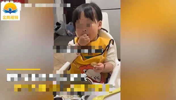 Bé gái 2 tuổi về nhà sau khi cách ly không có bố mẹ bên cạnh, đêm ngủ nói mớ một câu khiến mẹ bật khóc nức nở - Ảnh 2. Bé gái 2 tuổi về nhà sau khi cách ly không có bố mẹ bên cạnh, đêm ngủ nói mớ một câu khiến mẹ bật khóc nức nở - Ảnh 2.