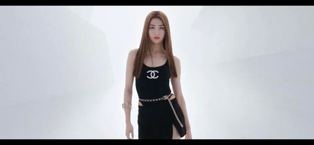 Nhóm nữ đầy thị phi nhà HYBE tung trailer đầu tiên là video... thời trang, tính soán ngôi BLACKPINK đấy à? - Ảnh 2. Nhóm nữ đầy thị phi nhà HYBE tung trailer đầu tiên là video... thời trang, tính soán ngôi BLACKPINK đấy à? - Ảnh 2.