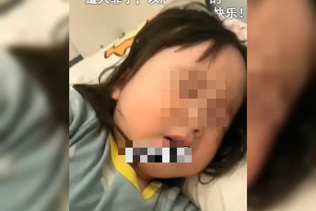 Bé gái 2 tuổi về nhà sau khi cách ly không có bố mẹ bên cạnh, đêm ngủ nói mớ một câu khiến mẹ bật khóc nức nở - Ảnh 3. Bé gái 2 tuổi về nhà sau khi cách ly không có bố mẹ bên cạnh, đêm ngủ nói mớ một câu khiến mẹ bật khóc nức nở - Ảnh 3.