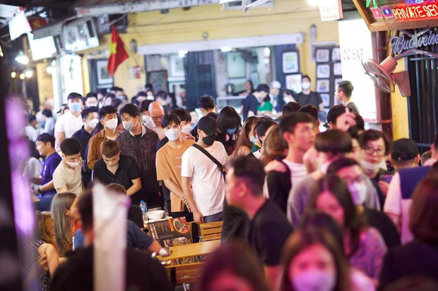 Binz khiến cả con phố Tạ Hiện đông chật kín người trong đêm nhạc trở lại, làm 1 hành động khiến fan tan chảy - Ảnh 3.