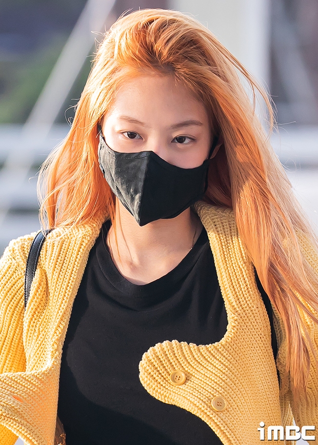 Jennie (BLACKPINK) landed at the airport to the US: For the first time showing off her fiery orange hair, going on the same trip with Hyun Bin - Son Ye Jin?  - Photo 7.