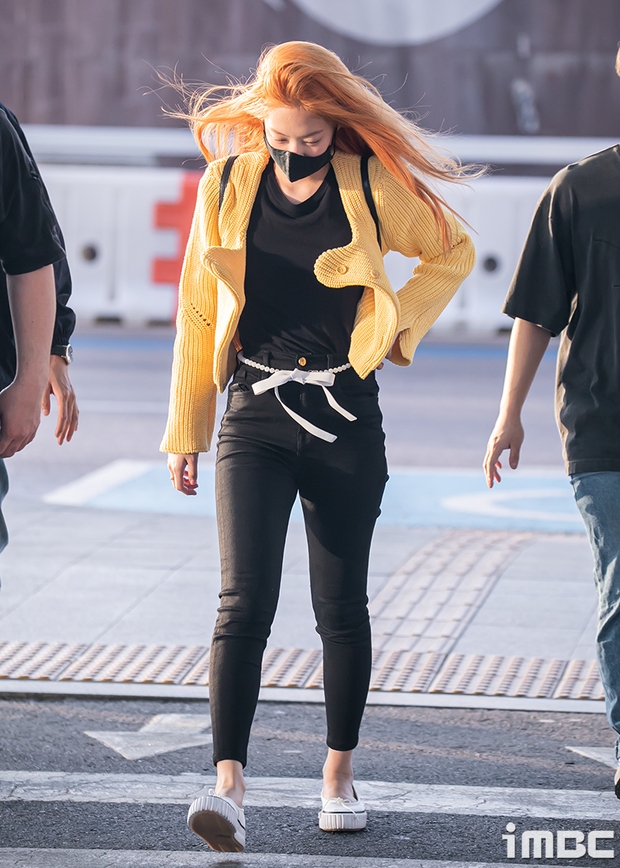 Jennie (BLACKPINK) landed at the airport to the US: First time showing off her extremely burning orange hair, going on the same trip with the couple Hyun Bin - Son Ye Jin?  - Photo 3.