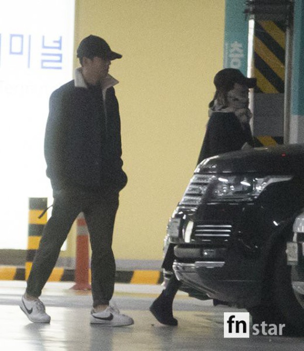 The 3 most powerful couples in Kbiz landed at the airport for their honeymoon: Kim Tae Hee and BinJin's family was so sweet, why is Song Song so strange?  - Photo 15.