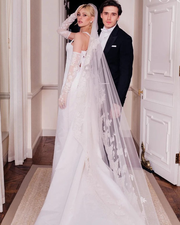 Bộ ảnh cưới thế kỷ đây rồi: Brooklyn Beckham hạnh phúc dẫn ái nữ tỷ phú trong bộ váy lộng lẫy như nữ thần vào lễ đường 91 tỷ - Ảnh 6.