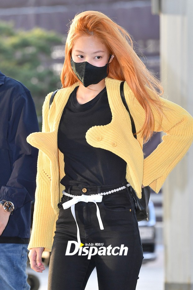 Jennie (BLACKPINK) landed at the airport to the US: For the first time showing off her fiery orange hair, going on the same trip with Hyun Bin - Son Ye Jin?  - Photo 5.