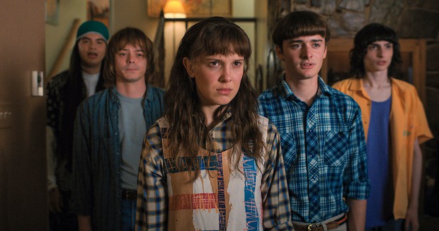 Cô bé vàng của Stranger Things: Mới ngày nào là sao nhí trọc đầu mà nay sexy lạ, ăn mừng 18 tuổi bằng màn khoe ngực sốc óc - Ảnh 19.