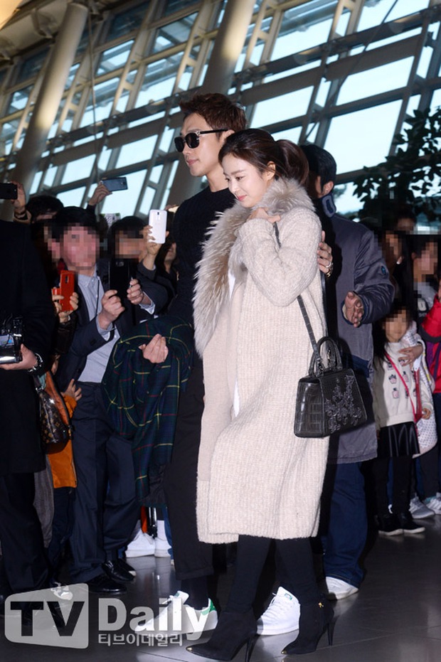 The 3 most powerful couples in Kbiz landed at the airport for their honeymoon: Kim Tae Hee and BinJin's family was so sweet, why is Song Song so strange?  - Picture 12.