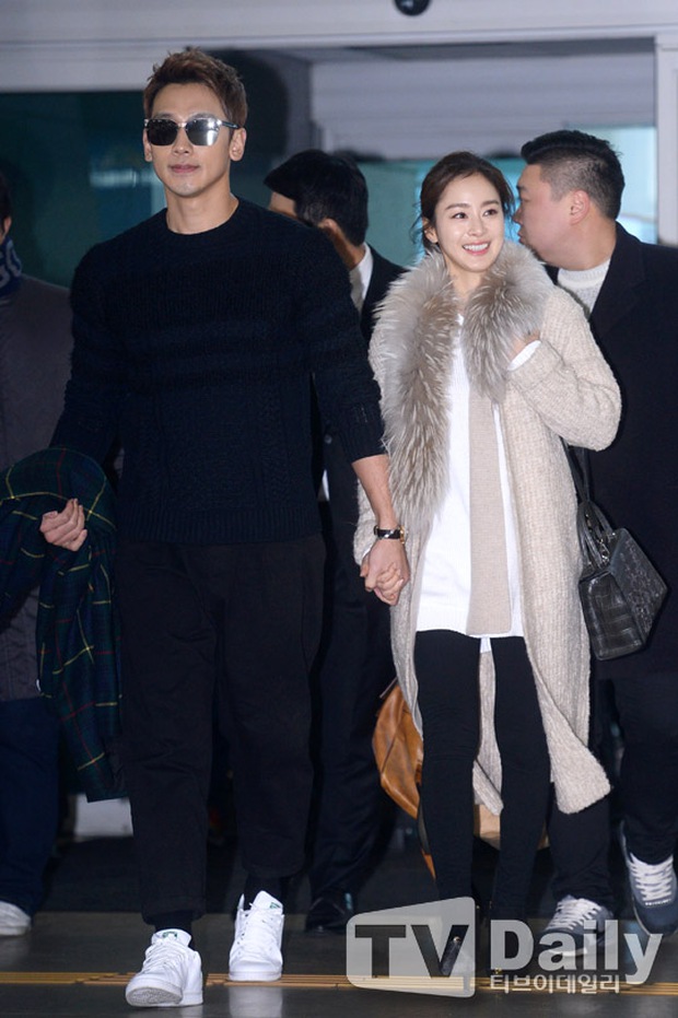 The 3 most powerful couples in Kbiz landed at the airport for their honeymoon: Kim Tae Hee and BinJin's family was so sweet, why is Song Song so strange?  - Photo 8.